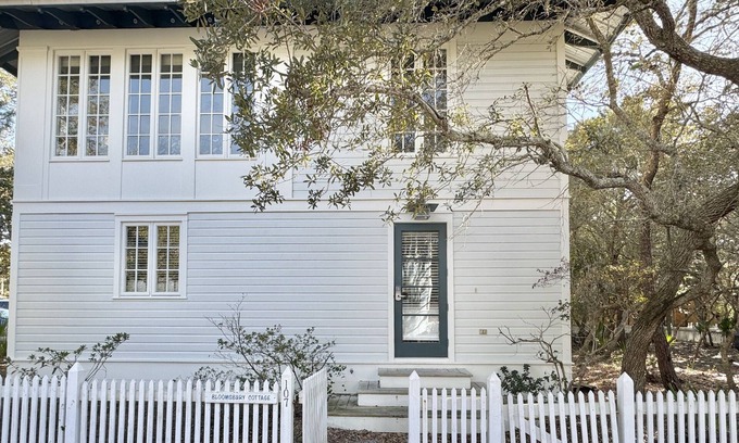 Wiregrass Meadows Casa | Cottage w/ Prime Location 4 Mins to Beach in Seaside, Porch + 2 Adult Bikes