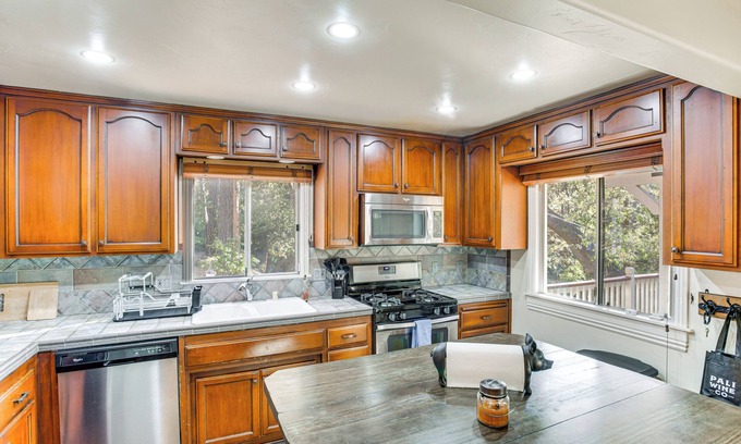 Crest Park Cabaña | Cottage w/Private Hot Tub: 2 Mi to Lake Arrowhead