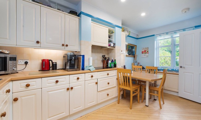 Golders Green Casa | Cottage with a Garden in Golders Green by UnderTheDoormat