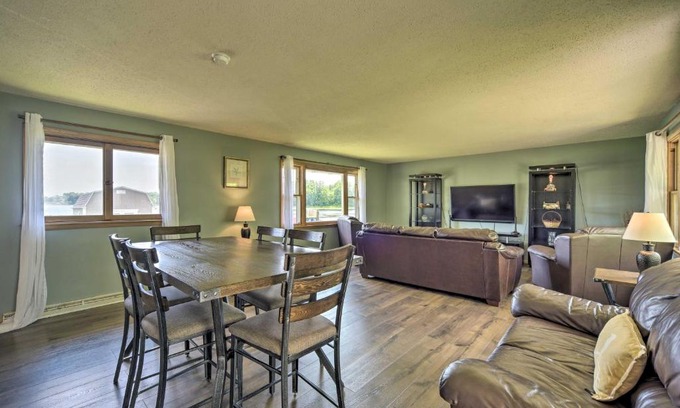 Lindstrom Casa | Cottage with Deck Situated on South Center Lake