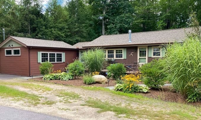 Meredith Cabaña | Cottage with tennis, basketball, beach access, fireplace & firepit