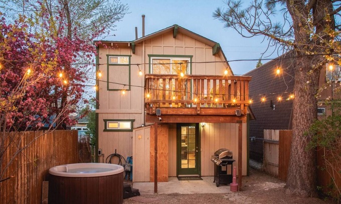 Peter Pan Cabina | CottonTail Cottage - This cabin has tons of Big Bear Charm and is a perfect mountain getaway!