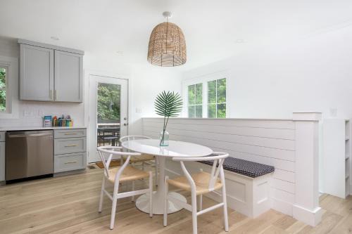 Asheville Casa | Cottontail Cottage Pet-friendly, Fire Pit & 10 Min. to Downtown AVL!