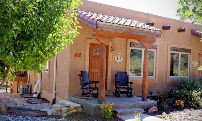 Colorado Springs Casa | Counting Stars Adobe, hermosa terraza privada en la azotea, disponibilidad en mayo