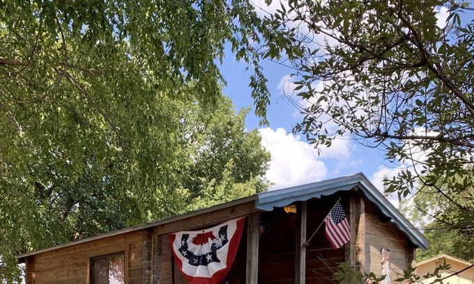 Pipe Creek Cabina | Detalles del país - Patriot Cabin