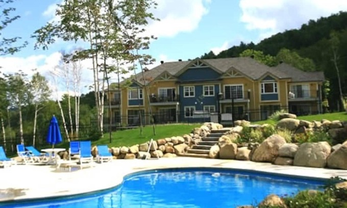 Saint-Faustin-Lac-Carre Condominio | Country charm, with the amenities of a condo village at your feet
