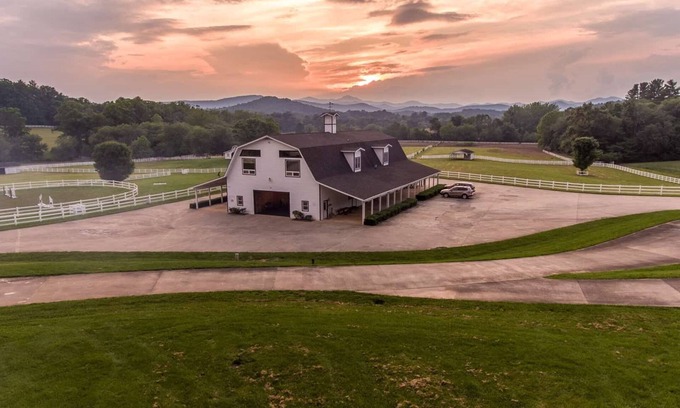 Hendersonville Casa | La casa estable en la granja de zapatos de caballos