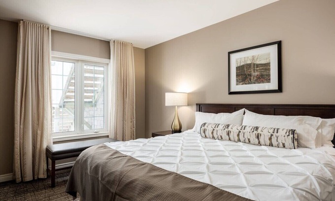 Oro-Medonte Apartamento | Country Club Suite: King Bed, Jet-Tub, Pool, Gym