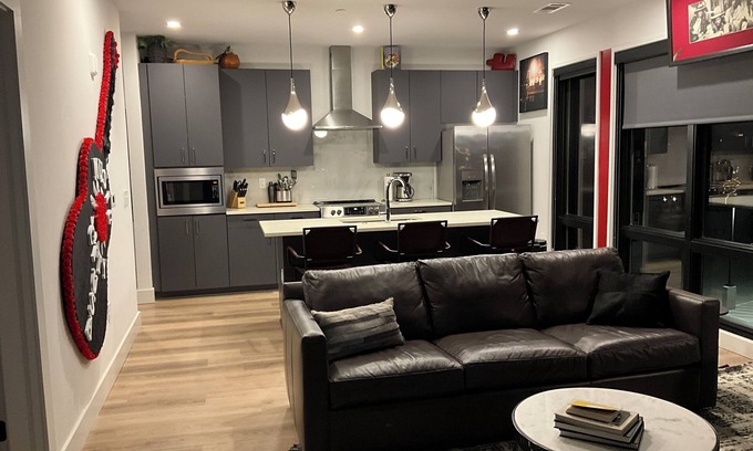 West End Condominio | Country Condo in Fun and Fabulous Nashville w/ a pool, cable, WiFi, gym & more!!