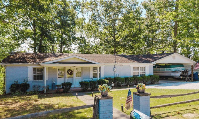 Somerset Casa | Country Cool Lake House Private, Pet friendly, Lakefront