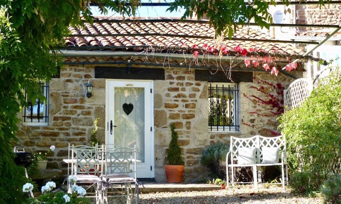 Vernet-la-Varenne Cabaña | Country cottage near a lake