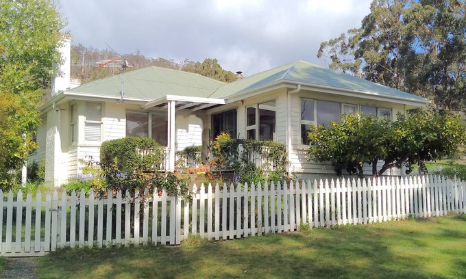 Port Huon Casa | Country Cottage Accommodation overlooking Huon River