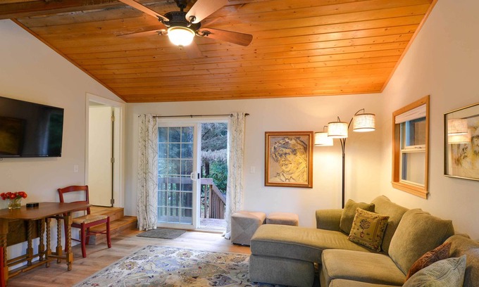 Brookings Cabaña | ‘Country Cottage’ - 3 Mi to Beach + Hiking!