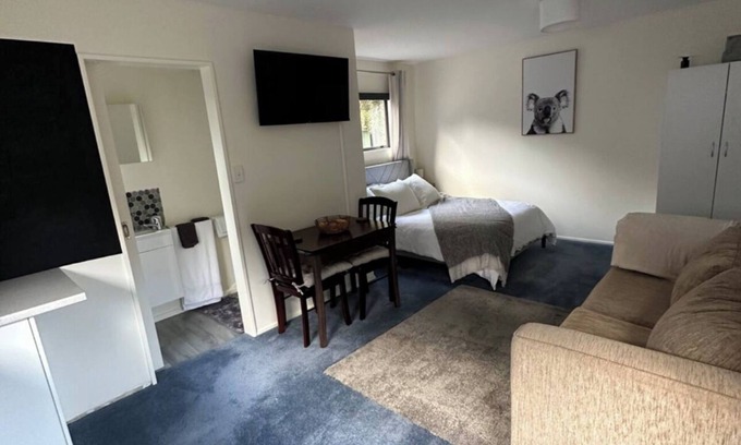 West Melton Cabaña | Country cottage close to airport (pet friendly)
