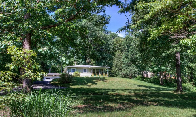 Asheville Cabaña | Country Cottage:Cozy, Clean, Private & Central LOC