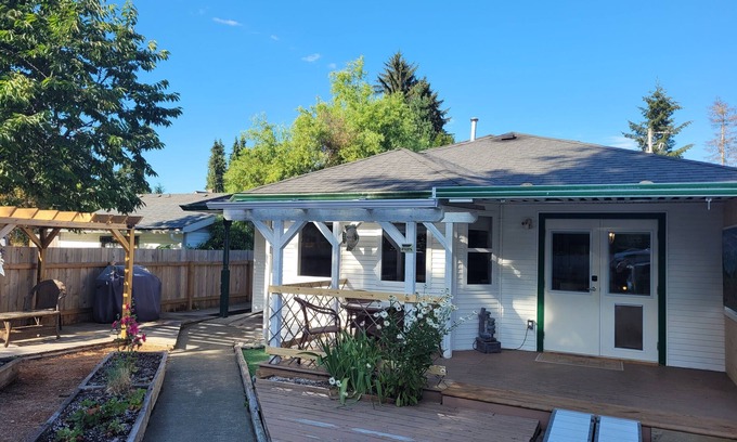 Courtenay Casa | Country Cottage feel in the City!