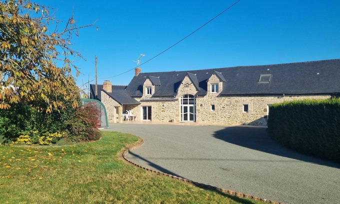 Mont-Saint-Jean Villa | casa de campo con piscina cubierta y un jacuzzi para 14 personas