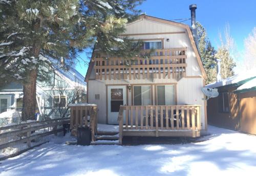 Big Bear Casa | Country Cottage - Near Hiking Trails, Fireplace, Deck, Barbecue