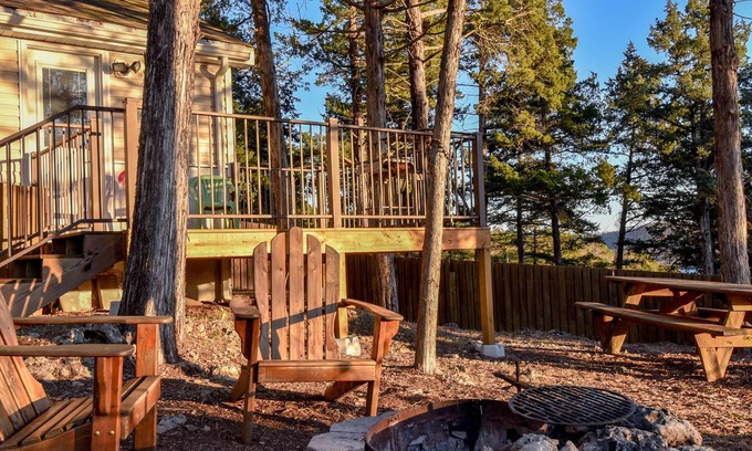 Camdenton Casa | Ubicado dentro de un viñedo de Missouri, se admiten mascotas y kayak gratis