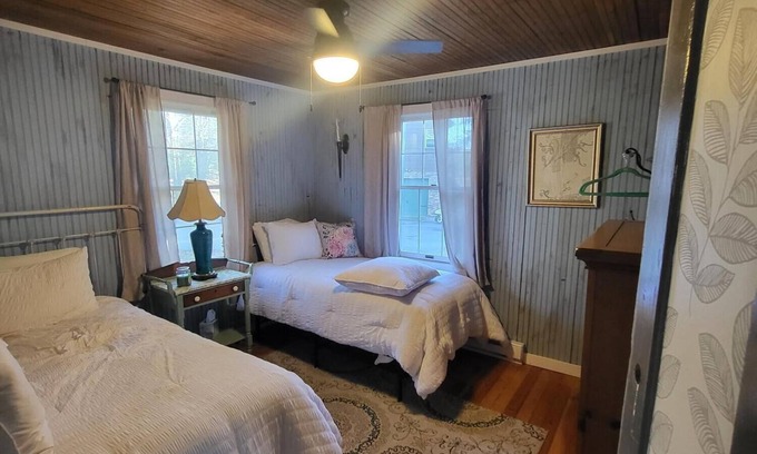 Mountainhome Cabaña | Country cottage on historic property with lake, walking trails close to town.