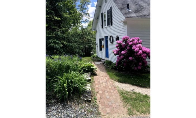 Meredith Cabaña | Country Cottage Short Walk to Downtown Meredith!