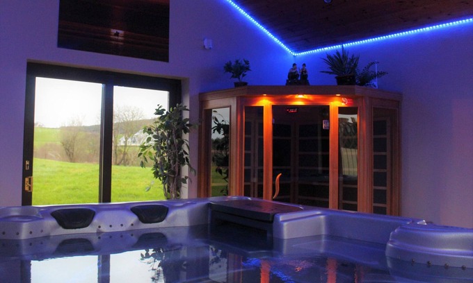 Milford Casa | Country Cottage with Luxury Hot Tub