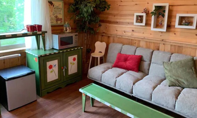 Steelville Casa | Country Cuteness is a suite with Meramec river access to swim, fish or float.