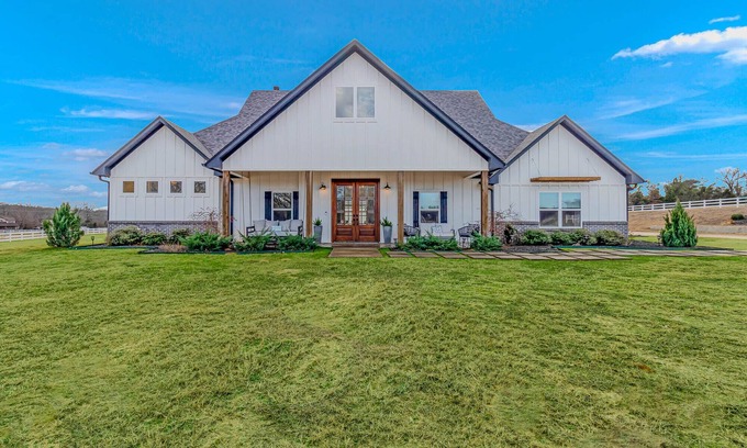 Lindale Casa | Country estate - pool, outdoor kitchen, home theater, game room, porches