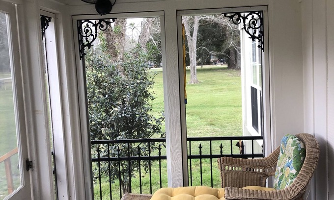 Mittie Otro | Country Farm House