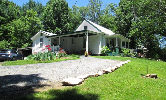 Elizabethton Casa | Country Farmhouse, Bristol Casino, Fall time, Leaf peeking season, Hiking/Biking