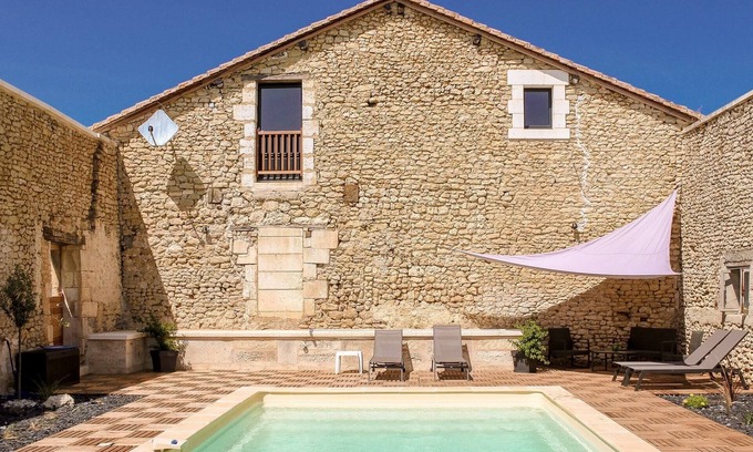 Champagne-et-Fontaine Casa | Country house with view of the castle.