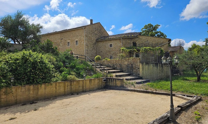 Saint-Paulet-de-Caisson Apartamento | Country gîte in a stone farmhouse, in the countryside with shared swimming pool