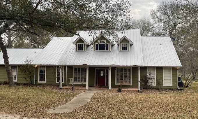 Brenham Casa | Country Getaway - Lazy Rooster