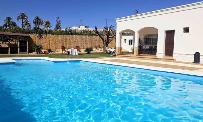 Marchena Casa | Casa rural 'Limones' con piscina privada, Wi-Fi y aire acondicionado