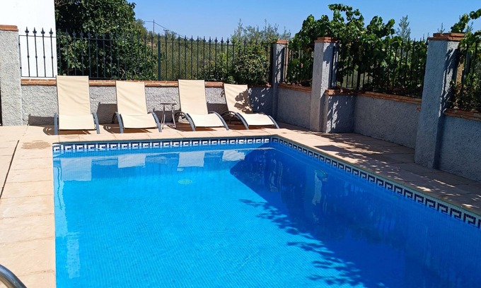 Almedinilla Otro | En el centro de Andalucía. Magnifica Casa Rural, con piscina privada. La Laguna