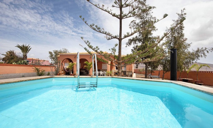 Antigua Villa | Casa rural "Casa Abundia" con terraza, vistas a la montaña y piscina