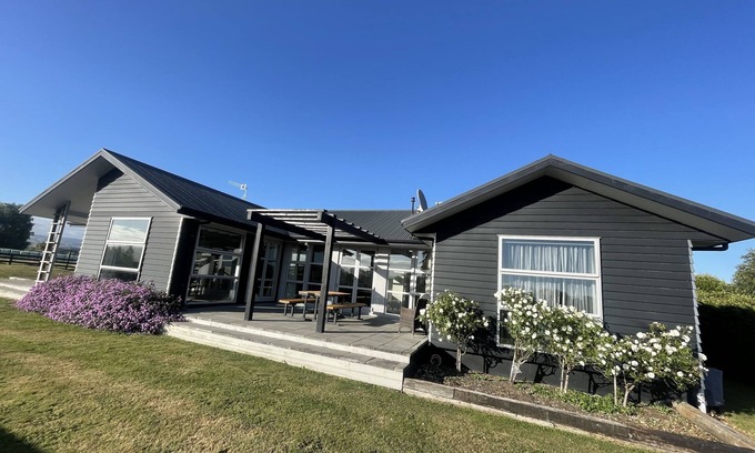 Kiwitea Otro | Country Home in the City