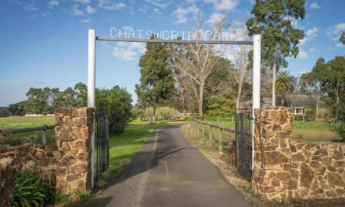 Balnarring Casa | Country Home Stay, Animals, 2 Properties Sleeps 15