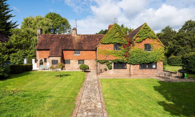Upper Dicker Casa | Country Home +Tennis Court+ Hot Tub + EV Charger