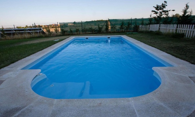 Santovenia de la Valdoncina Casa | Country House 'El Barreal' with Private Pool, Private Garden and Wi-Fi
