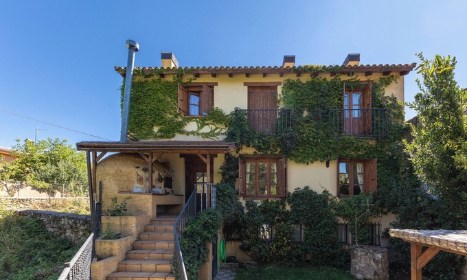 La Serna del Monte Casa | Casa rural 'La Cárcava' con vistas a la montaña, terraza privada y Wi-Fi