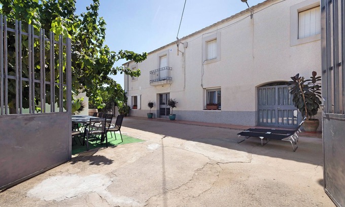 San Martin Sarroca Casa | Casa rural 'Cal Peret Miquelet' con vistas a la montaña, piscina privada y Wi-Fi