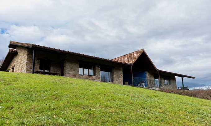 Valle de Carranza Casa | Casa rural 'Amama' con vistas a la montaña, piscina privada y jardín privado