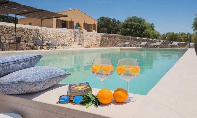 Porreres Villa | Casa rural 'Amazing In Mallorca with Pool' con vistas a la montaña, Wi-Fi y aire acondicionado