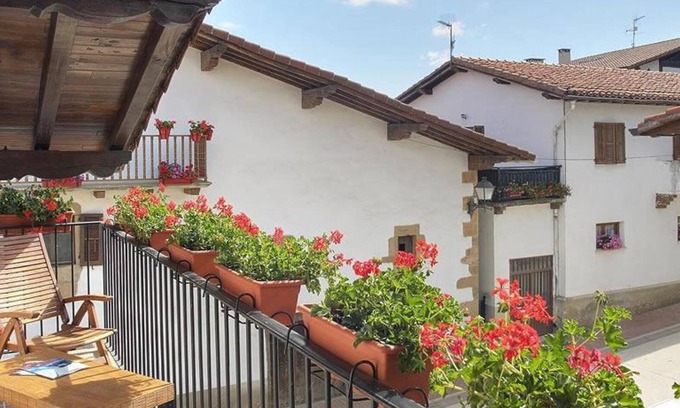 Iraizotz Casa | Casa rural 'Apartamento Ll' con vistas a la montaña, balcón y Wi-Fi