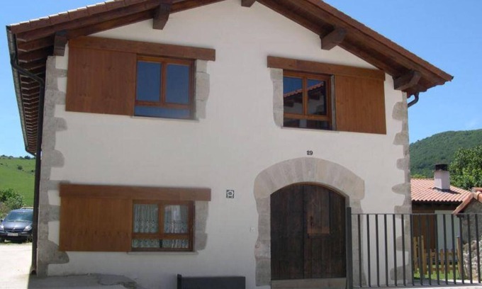Ciaurriz Casa | Casa rural 'Bordaberri' con vistas a la montaña, jardín privado y Wi-Fi