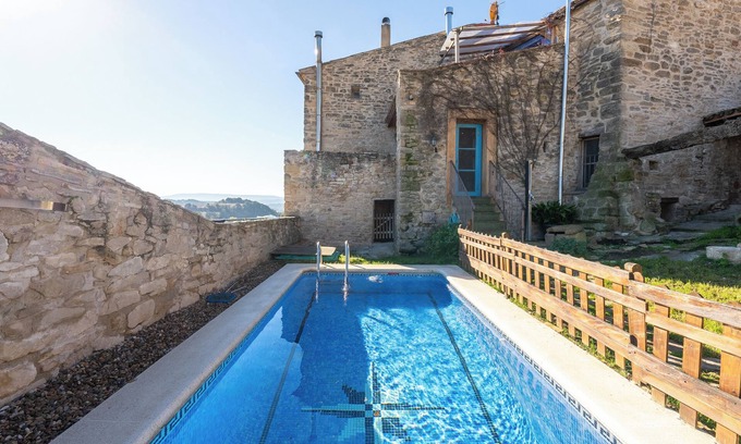 Guialmons Casa | Casa rural 'Can Gasol' con vistas a la montaña, piscina privada y Wi-Fi
