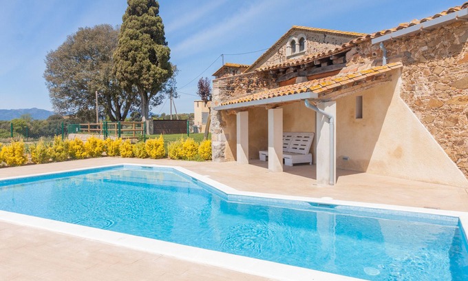 Aiguaviva Casa | Casa rural 'Can Vinyes' con piscina privada, terraza privada y Wi-Fi