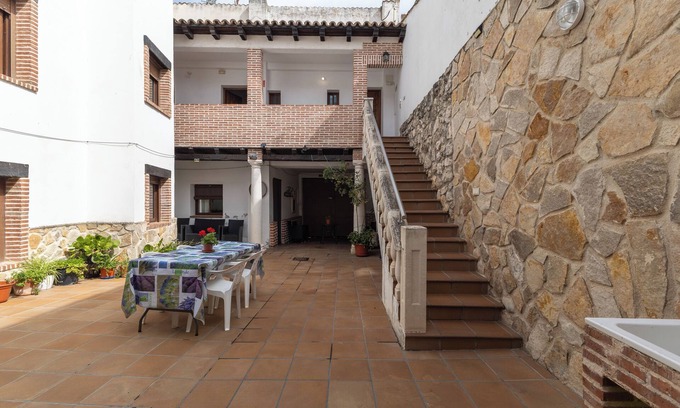 Valdelaguna Casa | Casa rural 'Casa Rural La Abubilla' con vistas a la montaña, terraza privada y Wi-Fi