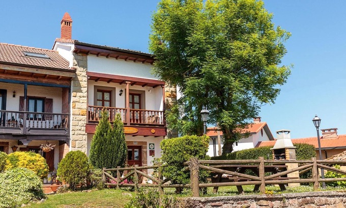 Cabranes Casa | Casa rural 'Casa Rosaura' con vistas a la montaña, terraza privada y Wi-Fi